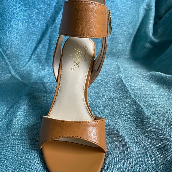 Tan leather heels - Picture 3 of 3